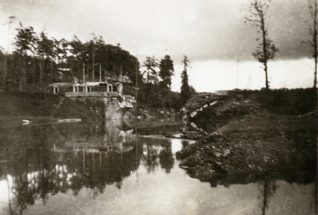19440800 PONT-FARCY Pont en pierre détruit.jpg